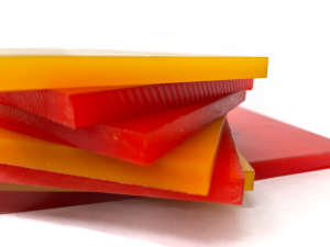 Échantillons de revêtements en polyuréthane RITHAN présentés en différents coloris, illustrant les possibilités de personnalisation des revêtements pour les applications industrielles
