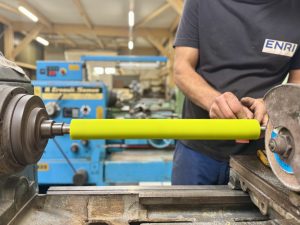 Rouleau industriel en polyuréthane RITHAN sur rectifieuse dans l’atelier ENRI