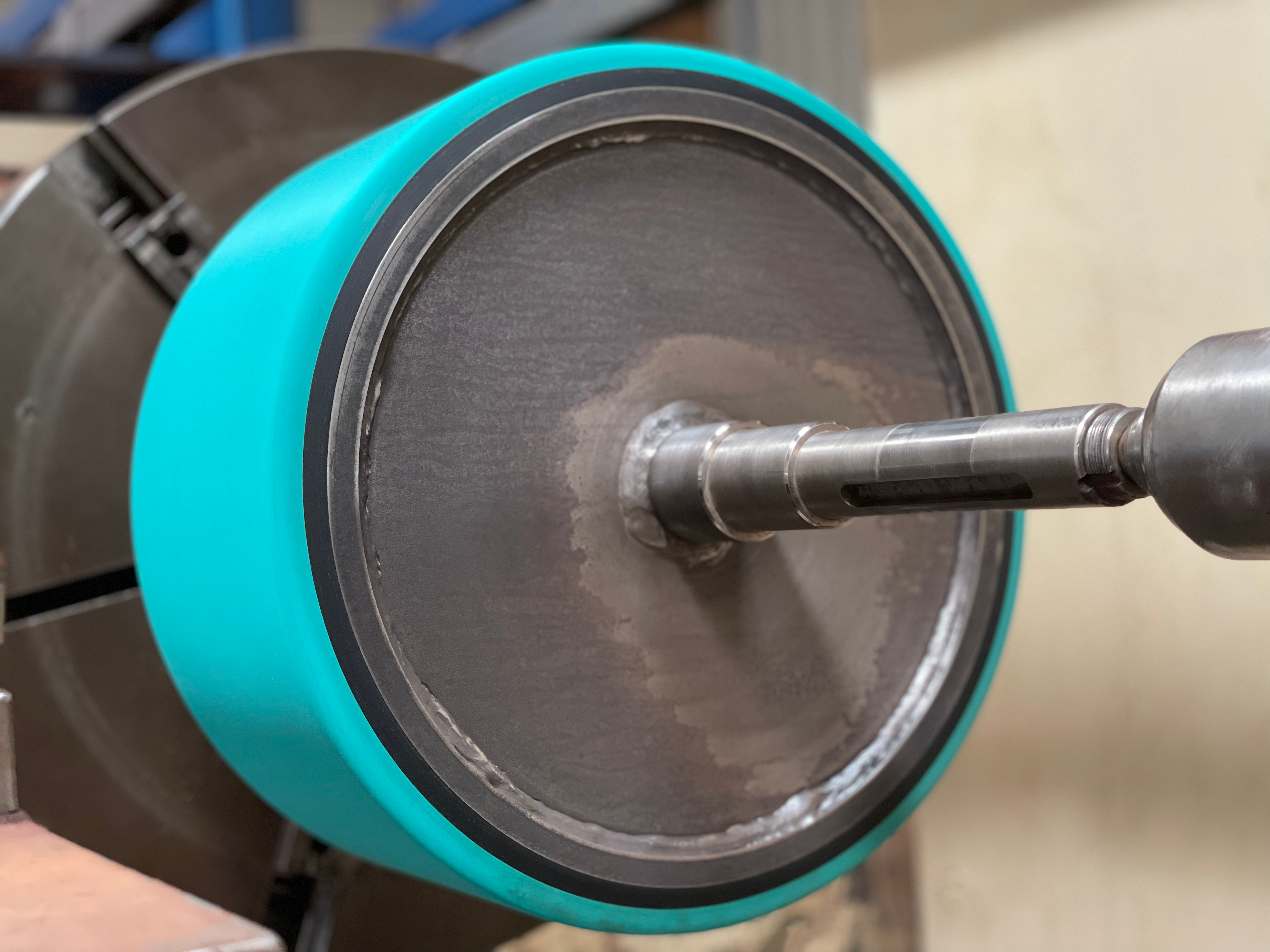 Comment prolonger la durée de vie de vos rouleaux industriels et améliorer la performance de vos lignes de production ?