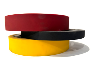 Trois rouleaux industriels revêtus en polyuréthane RITHAN, disponibles en différents coloris, illustrant les possibilités de personnalisation des revêtements élastomères pour l'industrie.
