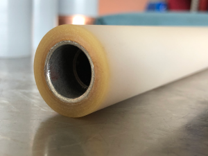 Rouleau industriel revêtu de PU vulkolantransparant en cours de fabrication dans atelier ENRI