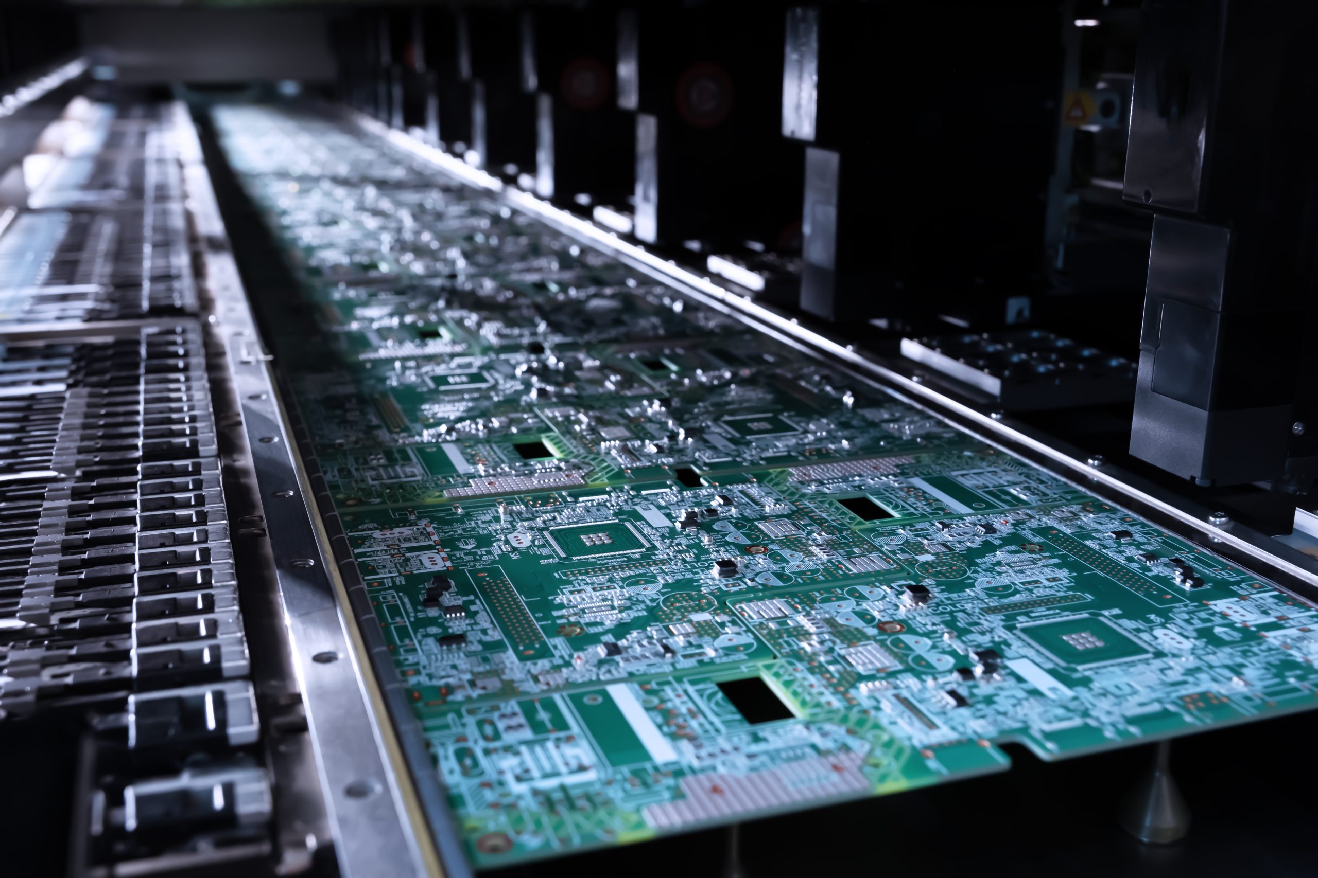 Rouleaux pour l’industrie électronique : quels revêtements face aux contraintes chimiques ?